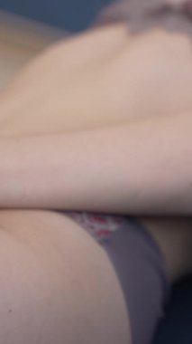 Bu borsa videosu erotik seksi iç çamaşırlı bir kızı gösteriyor.