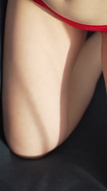 Bu borsa videosu erotik seksi iç çamaşırlı bir kızı gösteriyor.