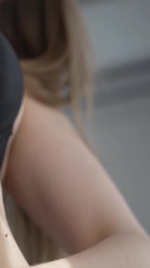 Bu borsa videosu erotik seksi iç çamaşırlı bir kızı gösteriyor.