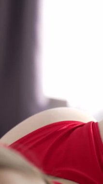 Bu borsa videosu erotik seksi iç çamaşırlı bir kızı gösteriyor.