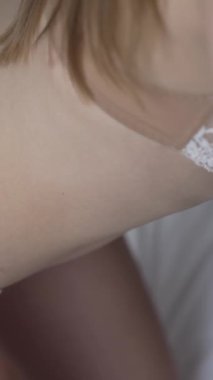 Bu borsa videosu erotik seksi iç çamaşırlı bir kızı gösteriyor.