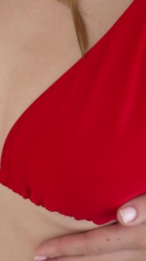 Bu borsa videosu erotik seksi iç çamaşırlı bir kızı gösteriyor.