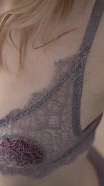 Bu borsa videosu erotik seksi iç çamaşırlı bir kızı gösteriyor.