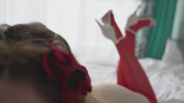 这段视频展示了一个穿着性感内衣的美女 动作缓慢 分辨率8K — 图库视频影像