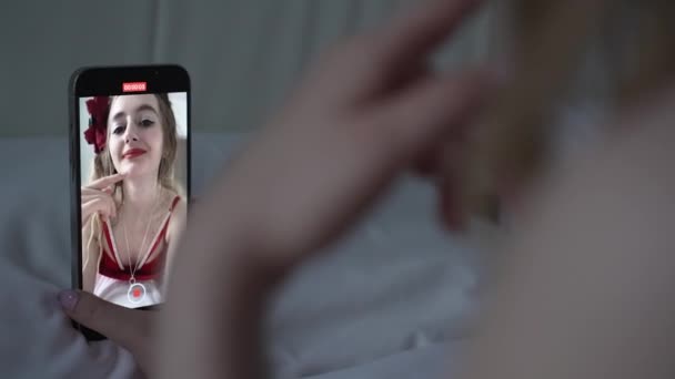 Stock Video Shows Young Girl Taking Selfie Her Phone Slow — Videoclip de stoc
