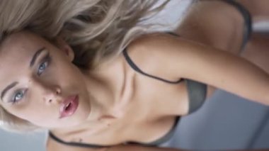Bu video erotik seksi iç çamaşırlı, ağır çekimde bir kadını gösteriyor.