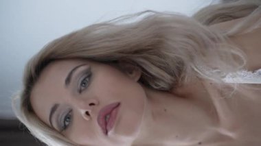 Bu video erotik seksi iç çamaşırlı, ağır çekimde bir kadını gösteriyor.