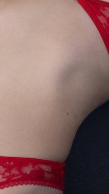 Bu borsa dikey videosu erotik seksi iç çamaşırlı bir kadını gösteriyor.