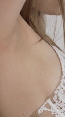 Bu borsa dikey videosu erotik seksi iç çamaşırlı bir kadını gösteriyor.