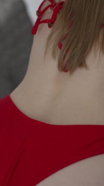 Bu borsa dikey videosu erotik seksi iç çamaşırlı bir kadını gösteriyor.