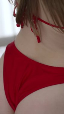 Bu borsa dikey videosu erotik seksi iç çamaşırlı bir kadını gösteriyor.