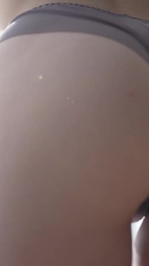 Bu borsa dikey videosu erotik seksi iç çamaşırlı bir kadını gösteriyor.