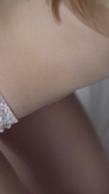 Bu borsa dikey videosu erotik seksi iç çamaşırlı bir kadını gösteriyor.