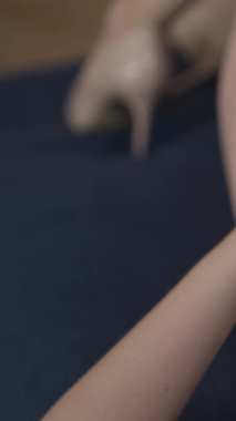 Bu borsa dikey videosu erotik seksi iç çamaşırlı bir kadını gösteriyor.