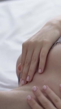 Bu borsa dikey videosu erotik seksi iç çamaşırlı bir kadını gösteriyor.