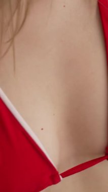 Bu borsa dikey videosu erotik seksi iç çamaşırlı bir kadını gösteriyor.