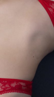 Bu borsa dikey videosu erotik seksi iç çamaşırlı bir kadını gösteriyor.