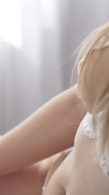 Bu borsa dikey videosu erotik seksi iç çamaşırlı bir kadını gösteriyor.