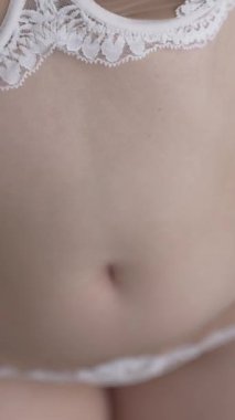 Bu borsa dikey videosu erotik seksi iç çamaşırlı bir kadını gösteriyor.