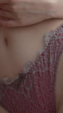 Bu borsa dikey videosu erotik seksi iç çamaşırlı bir kadını gösteriyor.