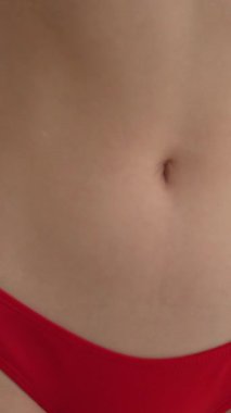 Bu borsa dikey videosu erotik seksi iç çamaşırlı bir kadını gösteriyor.