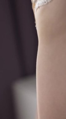 Bu borsa dikey videosu erotik seksi iç çamaşırlı bir kadını gösteriyor.