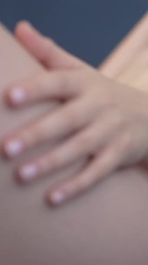 Bu borsa dikey videosu erotik seksi iç çamaşırlı bir kadını gösteriyor.