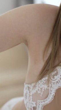 Bu borsa dikey videosu erotik seksi iç çamaşırlı bir kadını gösteriyor.