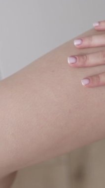 Bu borsa dikey videosu erotik seksi iç çamaşırlı bir kadını gösteriyor.