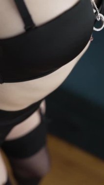 Bu borsa dikey videosu, erotik seksi iç çamaşırlı bir kızı gösteriyor.