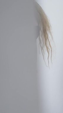 Bu borsa dikey videosu, erotik seksi iç çamaşırlı bir kızı gösteriyor.