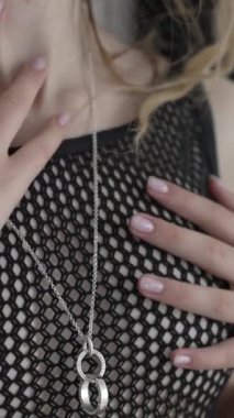 Bu borsa dikey videosu, erotik seksi iç çamaşırlı bir kızı gösteriyor.