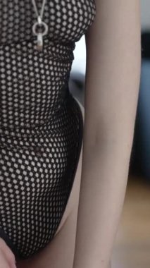 Bu borsa dikey videosu, erotik seksi iç çamaşırlı bir kızı gösteriyor.