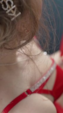 Bu borsa dikey videosu, erotik seksi iç çamaşırlı bir kızı gösteriyor.