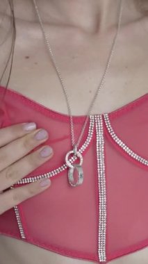Bu borsa dikey videosu, erotik seksi iç çamaşırlı bir kızı gösteriyor.