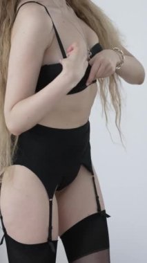 Bu borsa dikey videosu, erotik seksi iç çamaşırlı bir kızı gösteriyor.