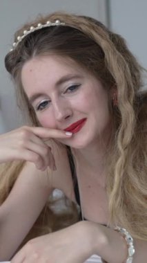 Bu borsa dikey videosu, erotik seksi iç çamaşırlı bir kızı gösteriyor.