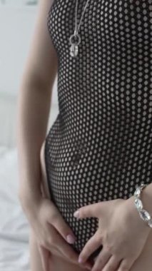 Bu borsa dikey videosu, erotik seksi iç çamaşırlı bir kızı gösteriyor.