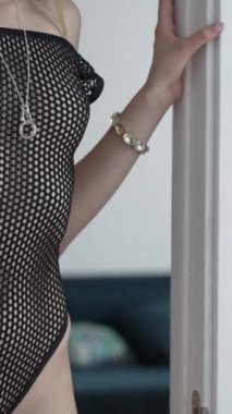 Bu borsa dikey videosu, erotik seksi iç çamaşırlı bir kızı gösteriyor.