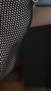 Bu borsa dikey videosu, erotik seksi iç çamaşırlı bir kızı gösteriyor.