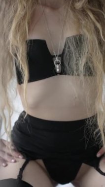 Bu borsa dikey videosu, erotik seksi iç çamaşırlı bir kızı gösteriyor.