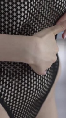 Bu borsa dikey videosu, erotik seksi iç çamaşırlı bir kızı gösteriyor.