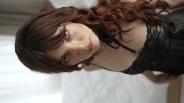 Bu video erotik seksi iç çamaşırlı, ağır çekimde bir kadını gösteriyor.