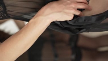 Bu video erotik seksi iç çamaşırlı, ağır çekimde bir kadını gösteriyor.