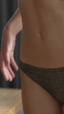 Bu stok dikey video seksi iç çamaşırlı genç bir kadını gösteriyor.