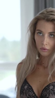 Bu stok dikey video seksi iç çamaşırlı genç bir kadını gösteriyor.