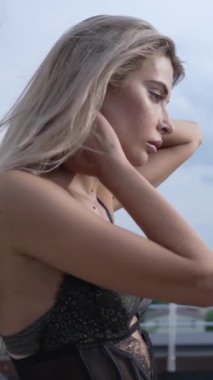 Bu stok dikey video seksi iç çamaşırlı genç bir kadını gösteriyor.