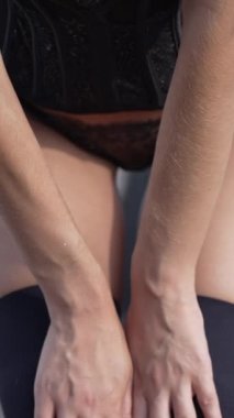 Bu stok dikey video seksi iç çamaşırlı genç bir kadını gösteriyor.