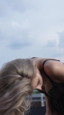 Bu stok dikey video seksi iç çamaşırlı genç bir kadını gösteriyor.