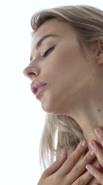 Bu stok dikey video seksi iç çamaşırlı genç bir kadını gösteriyor.